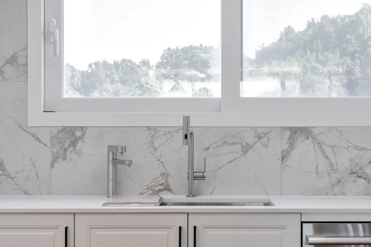 대리석 백스플래시와 모던 싱크대 디테일